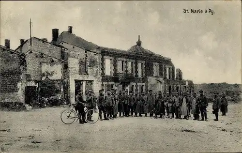 Ak Sainte Marie à Py Marne, Ortsansicht, Ruine, Gruppenbild deutsche Soldaten, 1. WK