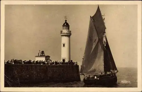 Ak Le Tréport Seine Maritime, Barque de pecheur, Le Phare