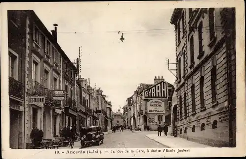 Ak Ancenis Loire-Atlantique, La Rue de la Gare, Ecole Joubert, Reklame Byrrh, Restaurant, Hotel