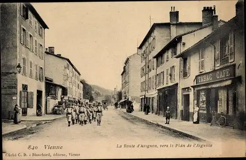 Ak Vienne Isère, La Route d'Avignon, vers le Plan de l'Aiguille, marschierende Franzosen