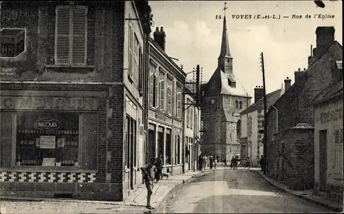 Ak Voves Eure et Loir, Rue de l'Eglise, Handlung C. Manguin
