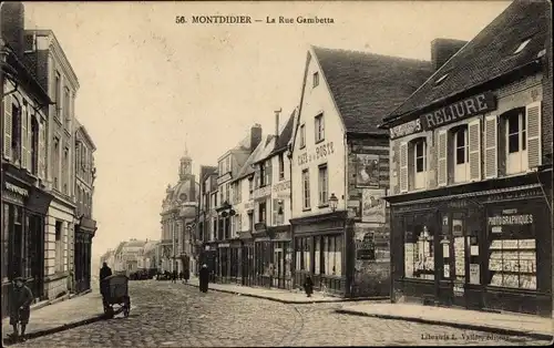 Ak Montdidier Somme, La Rue Gambetta, Reliure, Cafe de la Poste