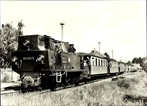 Ak Ostseebad Kühlungsborn, Bäderbahn Molli auf dem Bahnhof Ost, Lok 992331-9