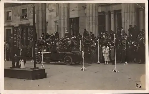 Foto Ak Wiesbaden in Hessen, Menschen vor dem Kurhaus, Auto