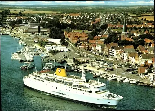 Ak Fährschiff MS Travemünde. Auslauf in Travemünde, Linie Travemünde-Gedser, Blick auf den Ort