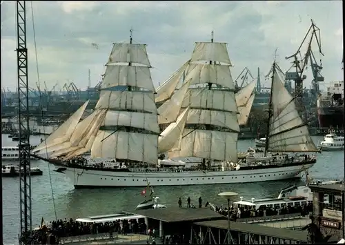 Ak Deutsches Segelschulschiff Gorch Fock, vor Anker im Hamburger Hafen, Backbord