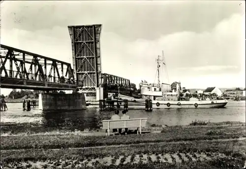 Ak Wolgast in Mecklenburg Vorpommern, Am Hafen, Dampfer, Durchquerung der offenen Brücke