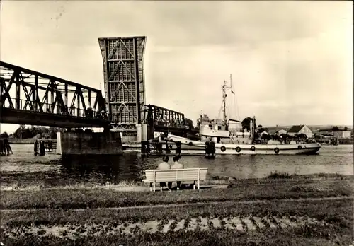 Ak Wolgast in Mecklenburg Vorpommern, Partie am Hafen, geöffnete Klappbrücke