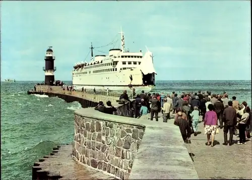 Ak Rostock Warnemünde, Mole mit einfahrendem Fährschiff Warnemünde