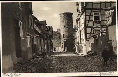 Foto Ak Fritzlar in Hessen, Straßenpartie, Fachwerkhaus, Turm