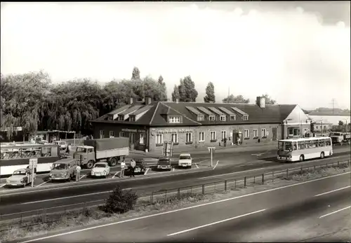 Ak Köckern Sandersdorf Brehna im Kreis Anhalt Bitterfeld, Blick auf Autobahn Raststätte