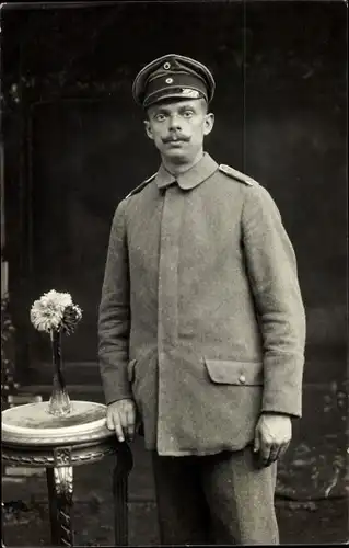 Foto Ak Deutscher Soldat in Uniform, I. WK, Standportrait, 1917