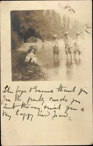 Foto Ak Frankreich, Kinder im Wasser, Wald, Ufer