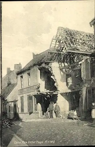 Ak Lens Pas de Calais, Rue Victor Hugo, Kriegszerstörungen, I. WK, 1916, deutsche Soldaten