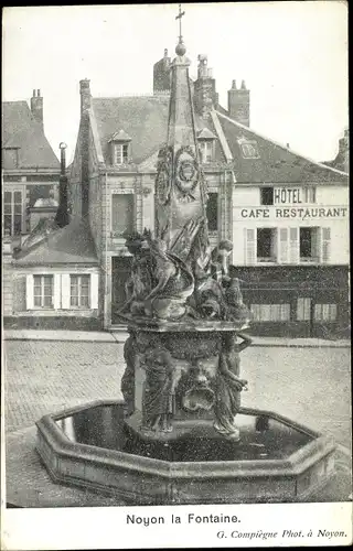 Ak Noyon Oise, La Fontaine, Fontäne, Hotel Café Restaurant