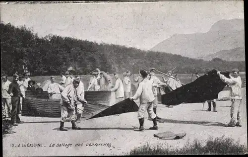 Ak A la Caserne, le battage des couvertures, französische Soldaten