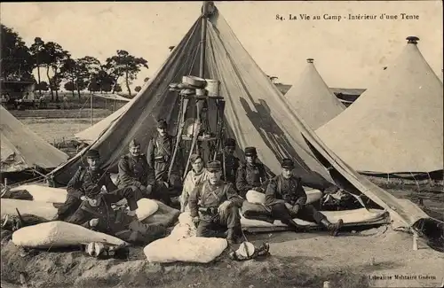 Ak La Vie au Camp, Interieur d'une Tente, französische Soldaten