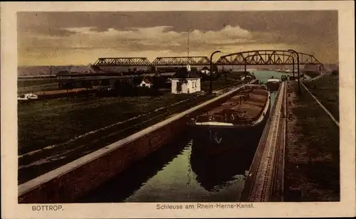 Ak Bottrop im Ruhrgebiet, Schleuse am Rhein Herne Kanal, Lastkahn