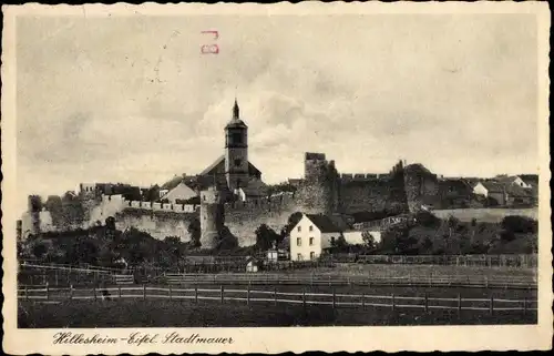 Ak Hillesheim in der Eifel, Stadtansicht mit Stadtmauer und Kirche