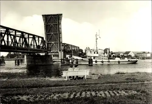 Ak Wolgast in Mecklenburg Vorpommern, Am Hafen, Dampfer, Durchquerung der offenen Brücke