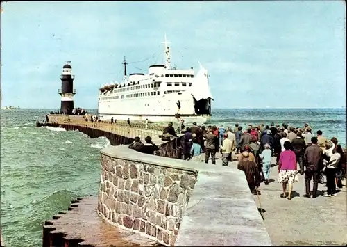 Ak Rostock Warnemünde, Mole mit einfahrendem Fährschiff Warnemünde