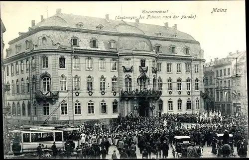 Ak Mainz am Rhein, Gouvernement, Einbringen der Fahnen nach der Parade, Straßenbahn