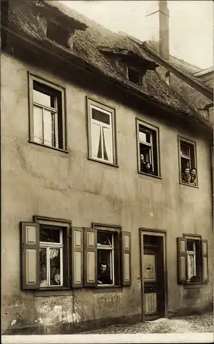 Foto Ak Bamberg in Oberfranken, Hausbewohner an den Fenster, Hausnr. 22