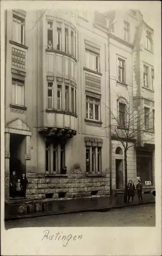 Foto Ak Ratingen Nordrhein Westfalen, Bewohner am Wohnhaus