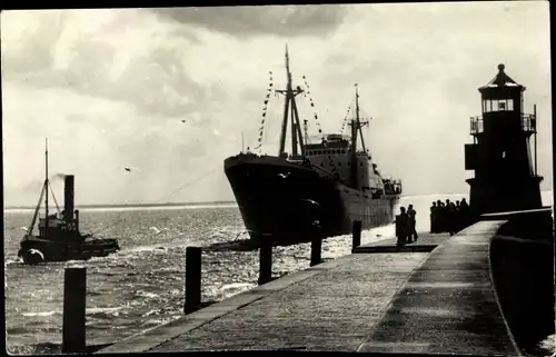 Foto Ak Hafen, Schiff, Schlepper, Leuchtturm