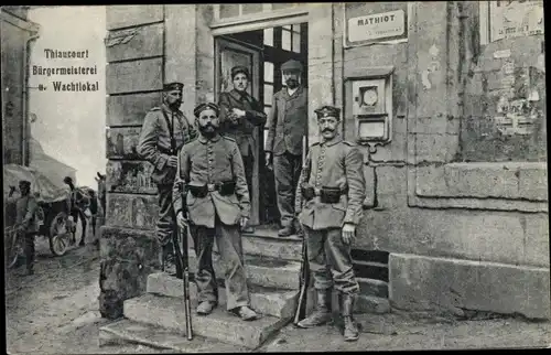 Ak Thiaucourt Meurthe et Moselle, Bürgermeisterei und Wachtlokal, Deutsche Soldaten in Uniform