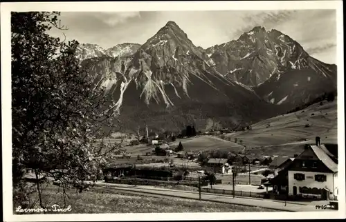 Ak Lermoos in Tirol, Ort gegen Sonnenspitze und Wampeter-Schrofen gesehen