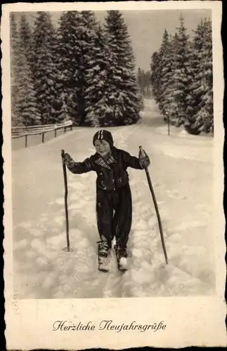 Ak Glückwunsch Neujahr, Junge auf Skiern, Winterlandschaft