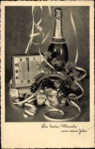 Ak Glückwunsch Neujahr, Sektflasche, Luftschlangen, Uhr, Fliegenpilze, Kleeblätter