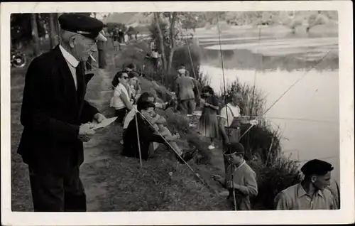 Foto Ak Sankt Georges, Menschen beim Angeln, Rauchender Mann