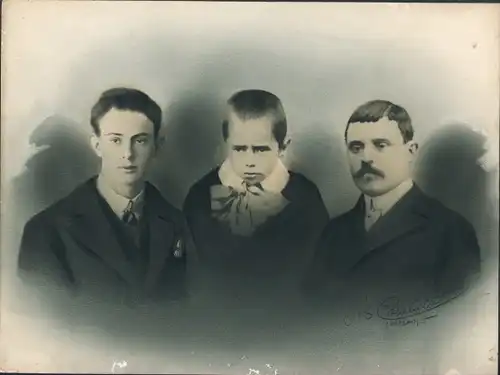 Foto Combalié, Henri, Tolouse, Portrait, Mann und zwei Jungen