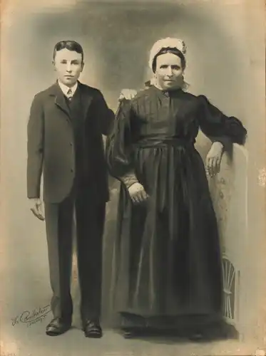 Foto Combalié, Henri, Tolouse, Standportrait, junger Mann und Frau