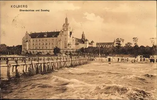 Ak Kołobrzeg Kolberg Pommern, Strandschloss und Seesteg