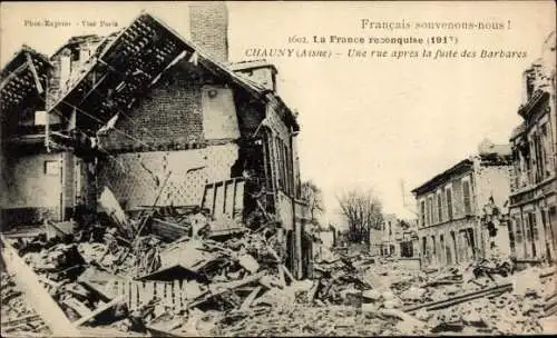 Ak Chauny Aisne, Une rue apres la fuite des Barbares, Zerstörungen, I. WK