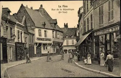 Ak La Fère Aisne, Rue de la Republique, Pharmacie Centrale