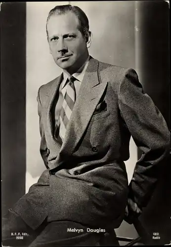 Ak Schauspieler Melvyn Douglas, Portrait, Anzug