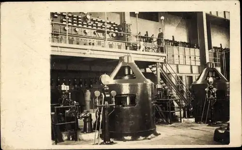 Foto Ak Inneres einer Fabrik, Mitarbeiter, Treppen, Maschinen