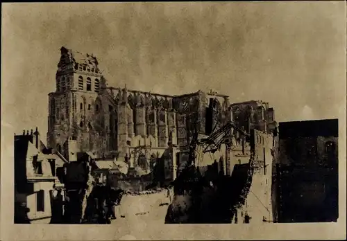 Foto Ak Frankreich ?, Kathedrale, Kriegszerstörungen 1. WK, Trümmer, Ruine