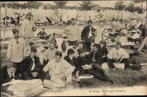 Ak Au Camp, repos apres l'exercice, französische Soldaten, Uniformen