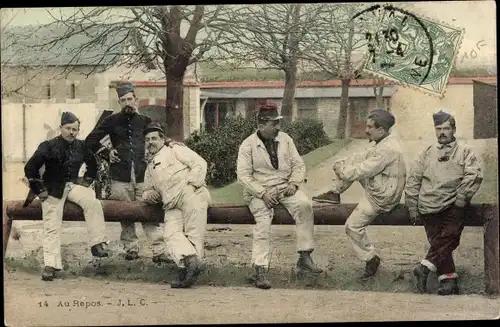 Ak Au Repos, französische Soldaten in Uniformen