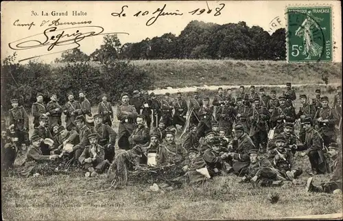 Ak La Grand Halte, französische Soldaten bei der Rast, Uniformen