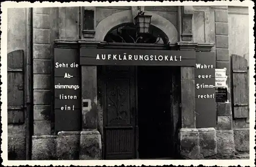 Foto Pöhla Schwarzenberg im Erzgebirge, Aufklärungslokal, Seht die Abstimmungslisten ein, ca. 1960 ?