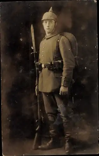 Foto Ak Deutscher Soldat in Uniform, Bajonett, Portrait