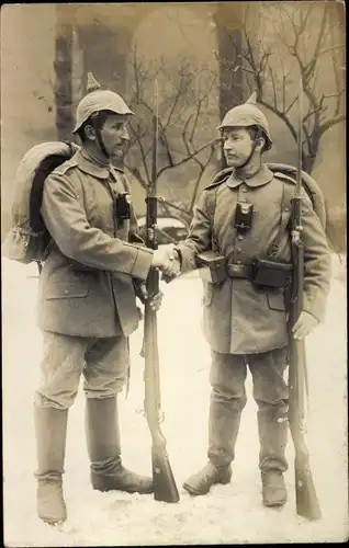 Foto Ak Deutsche Soldaten in Uniformen, Bajonett, Portrait, I WK