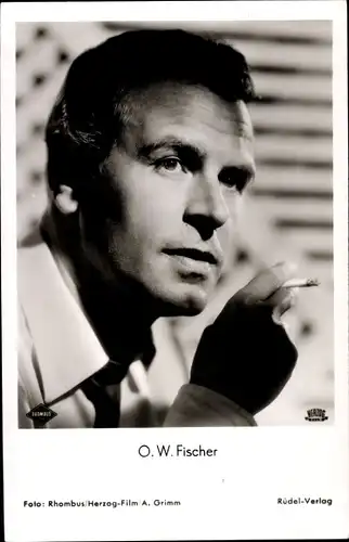 Ak Schauspieler O. W. Fischer, Portrait, Zigarette