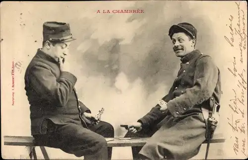 Ak A la Chambre, französische Soldaten in Uniformen beim Kartenspiel